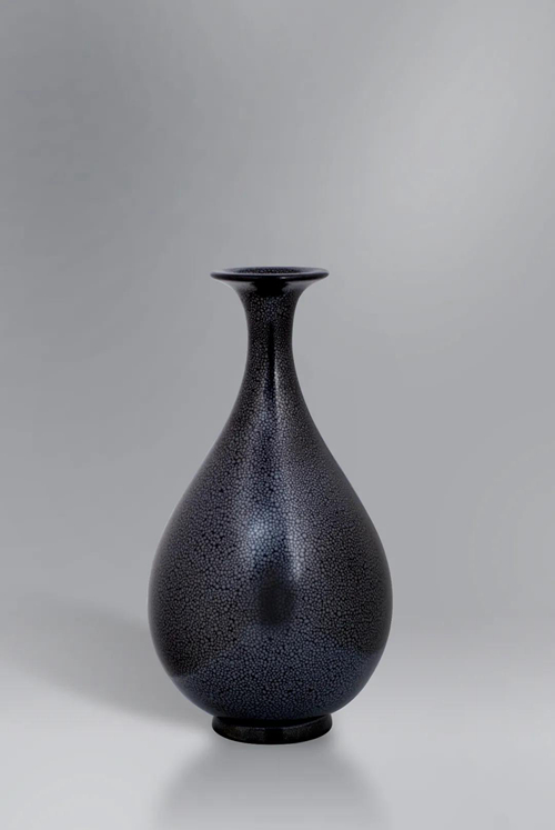 多年来凭着对传统陶瓷艺术的痴迷与执着,尤其对淄博历史名釉——雨点